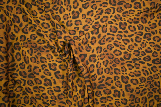 Satin Viskose mit klassischem Leopardenmuster in Senfgelb und Braun Detailaufnahme der Stoffstruktur