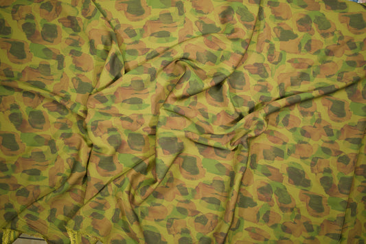 Satin Viskose mit abstraktem Animalprint in OlivgrĂŒn und Braun Detailaufnahme der Stoffstruktur