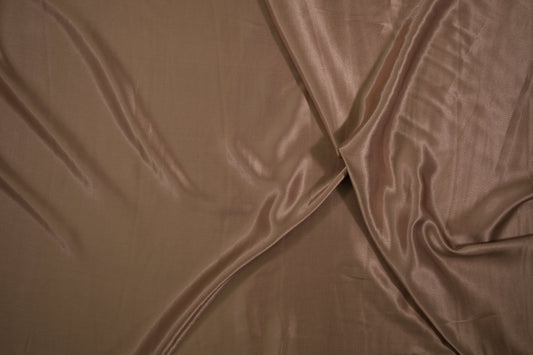 Weich fallender karamellfarbener Viskose-Satin für elegante Kleidung