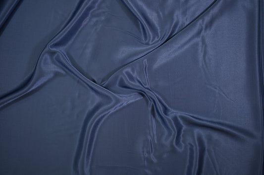 Glänzender Viskose-Satin in Dunkelblau mit weich fließendem Fall