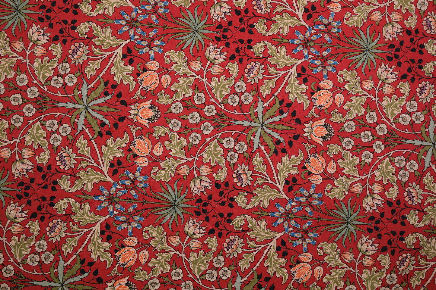 Baumwollstoff Rot mit dekorativem Muster – perfekt für Dekoration & Mode