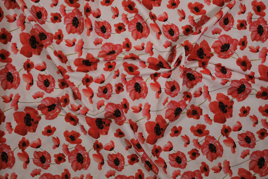 Floraler Baumwollstoff mit roten Mohnblumen auf hellem Hintergrund – ideal für Sommerkleider