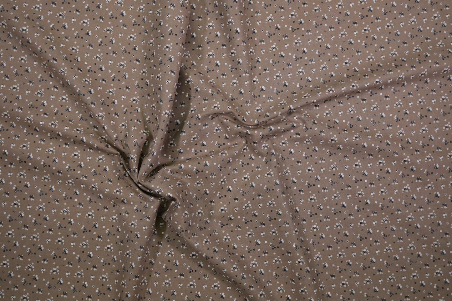 Detailansicht Baumwollstoff Mini-Blümchen Braun – hautfreundliche Webware 140 cm breit
