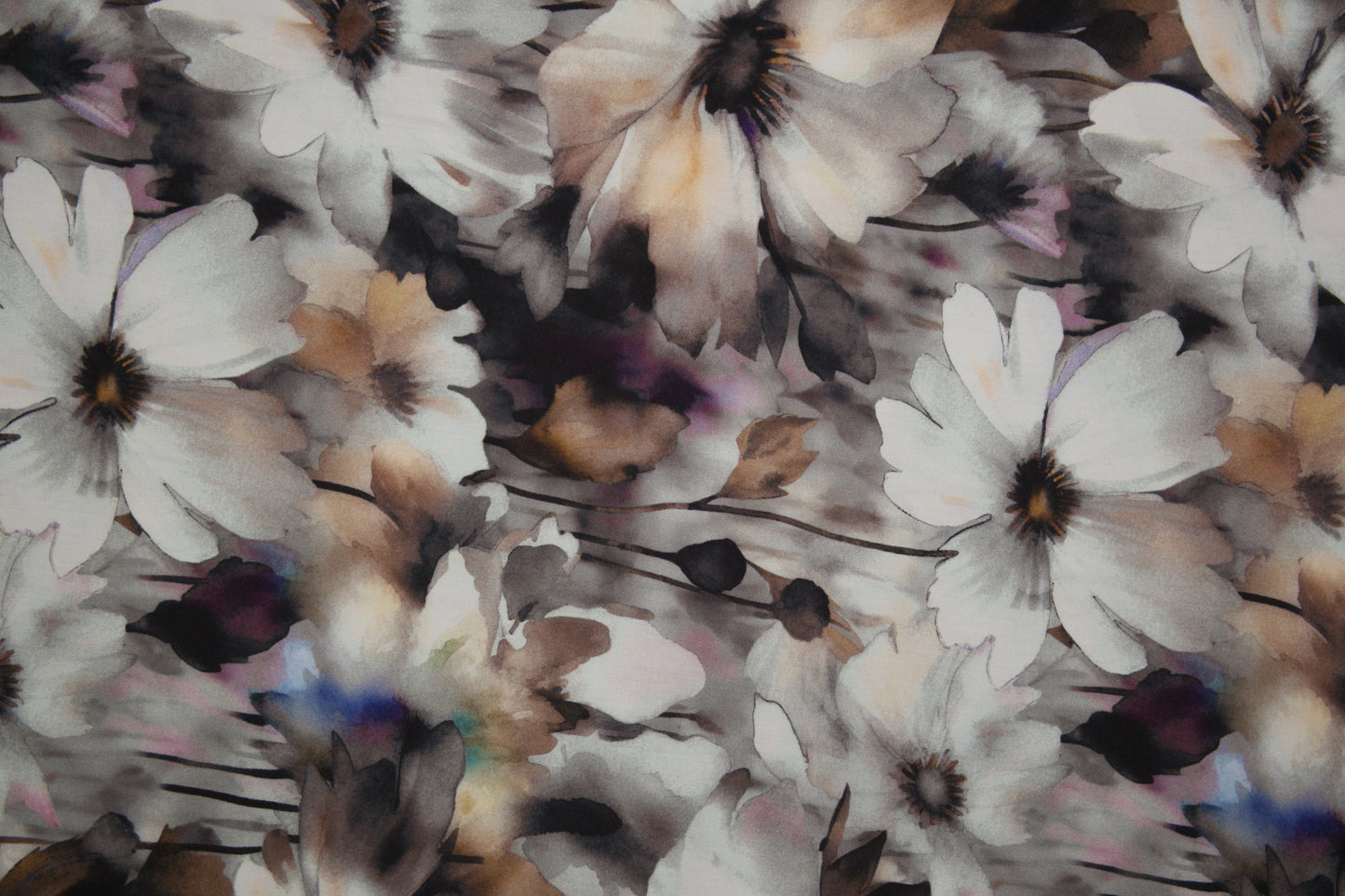 Fließender Viskosestoff mit grauen Aquarellblumen