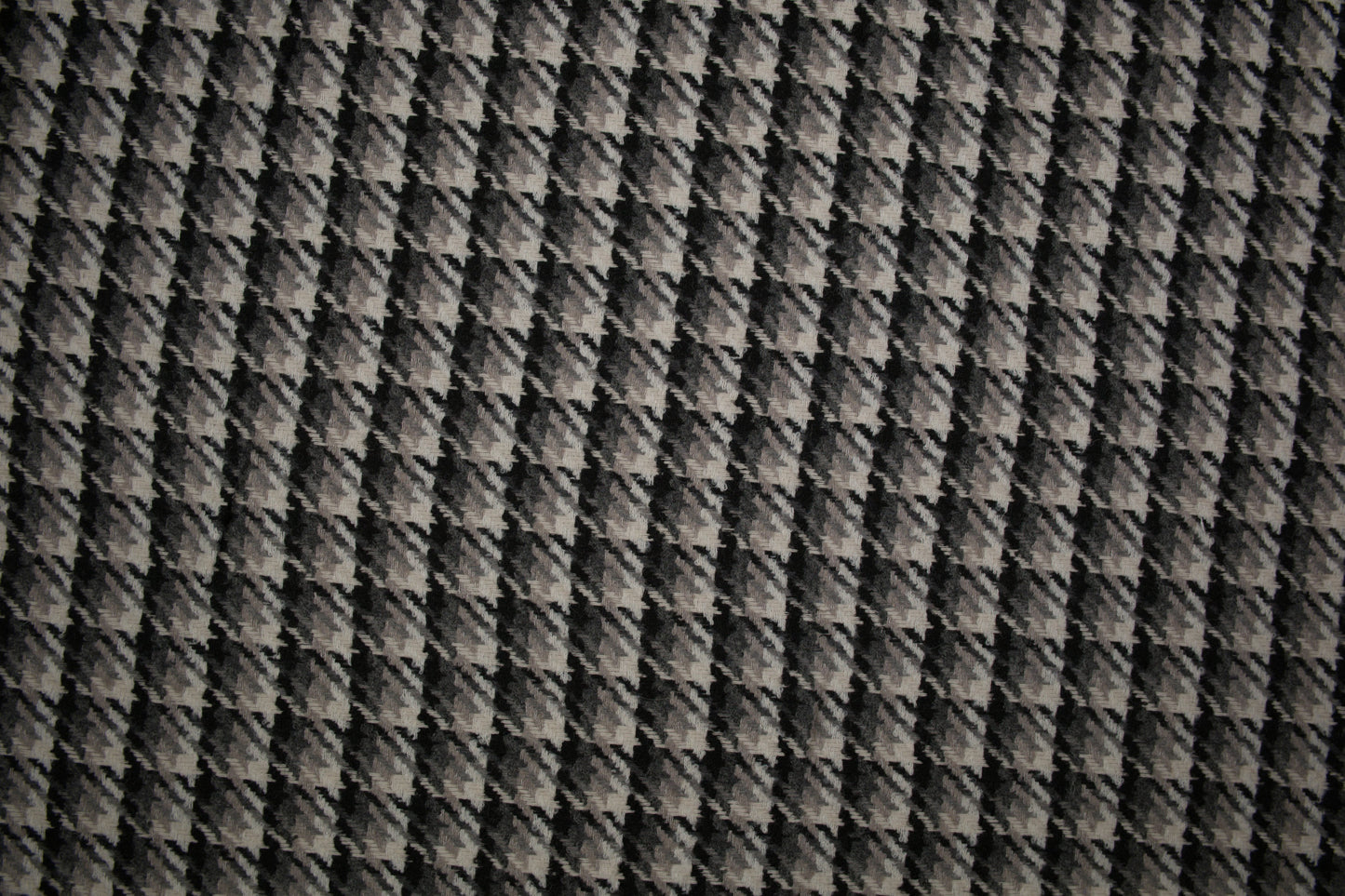 Wollstoff mit klassischem Hahnentritt-Muster in Schwarz und Grau - Nahaufnahme der Materialqualität 140cm