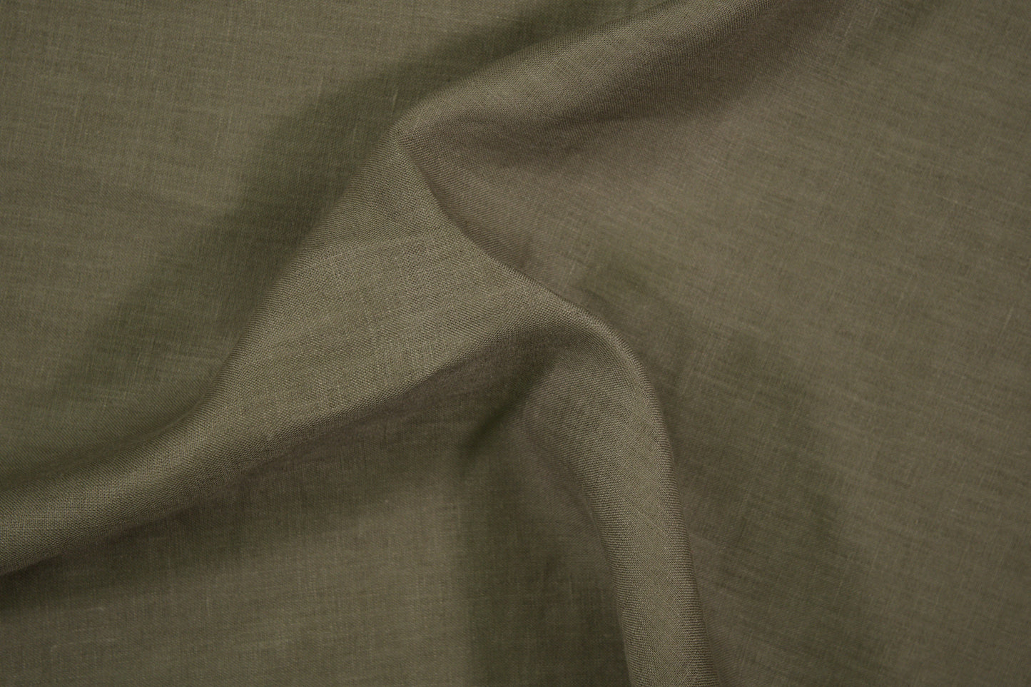 Olivfarbener Leinenstoff – Detailaufnahme der Stoffstruktur