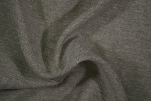Khaki-farbener Leinenstoff – Detailaufnahme der Stoffstruktur
