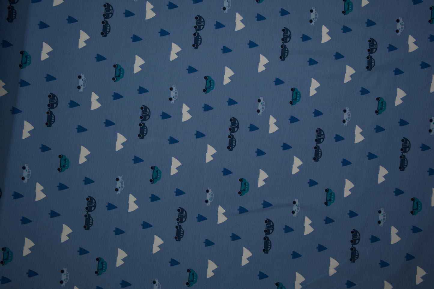 Blauer Baumwolljersey mit Autos, Bäumen und Bergen – 140 cm breit