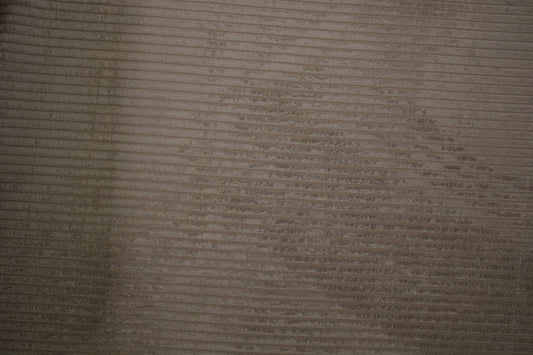 Cord Möbelstoff in Taupe mit weicher Rippenstruktur Detailaufnahme der Stoffstruktur