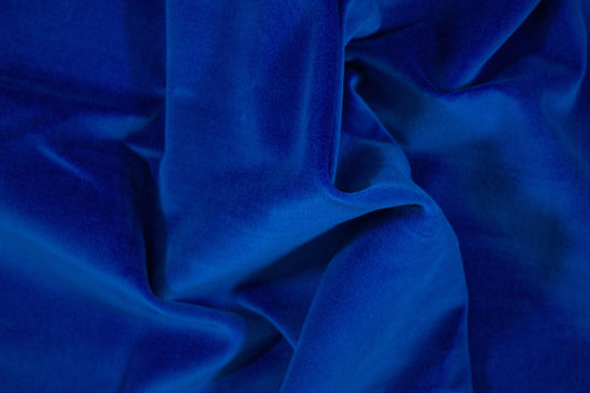 Königsblauer Baumwollsamt mit edler, weicher Samtstruktur Detailaufnahme der Stoffstruktur