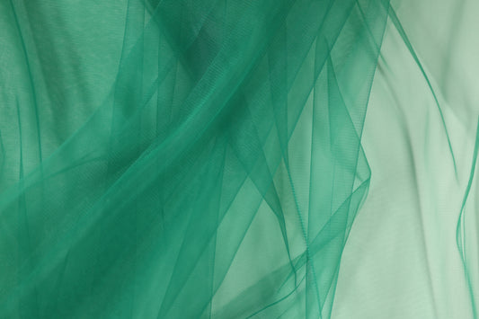 Leichter Tüll in Smaragdgrün – ideal für festliche Mode