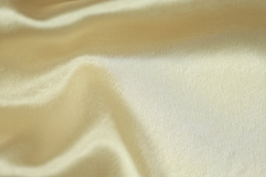 Champagnerfarbener Satin Stoff fĂŒr elegante Mode