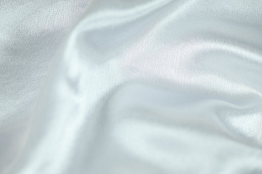 WeiĂer Satin Stoff fĂŒr Brautmode und Dekoration