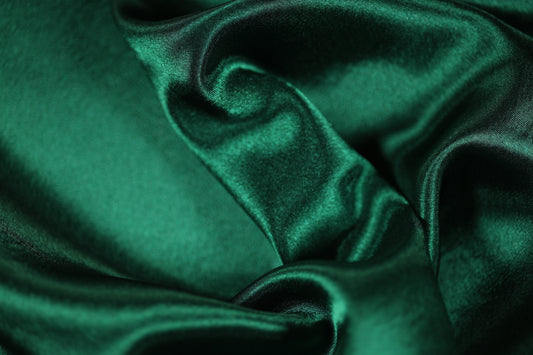 Eleganter smaragdgrĂŒner Satin fĂŒr Abendkleider