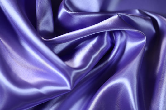 Edler Satin in Flieder-Violett – Glänzender Dekostoff