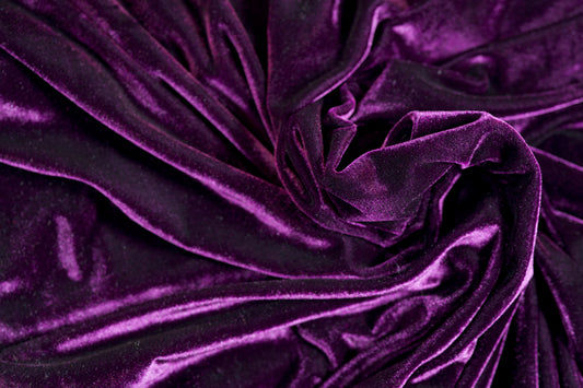 Samtstoff in kräftigem Violett – weich und dekorativ