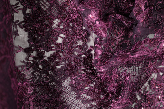 Feine Stickerei in Weinrot Glitzer – ideal für festliche Outfits und kreative Projekte