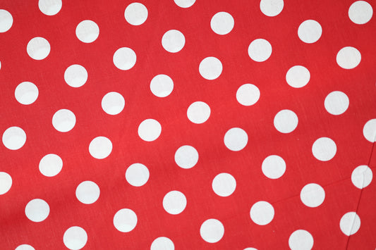 Roter Stoff mit weißen Punkten – perfekt für farbenfrohe Designs