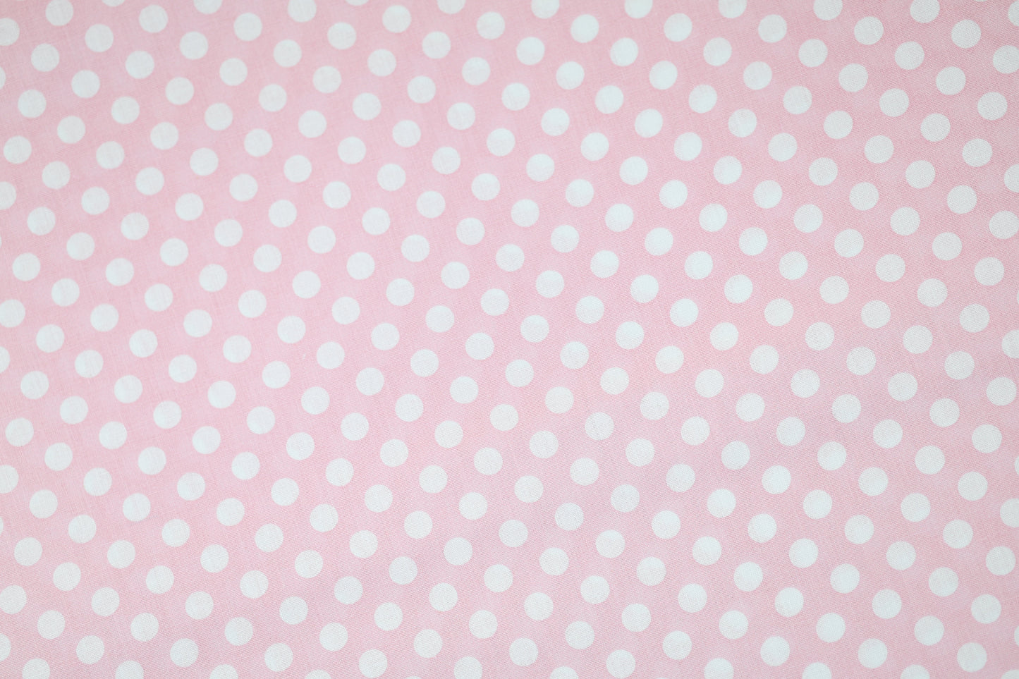 Zartrosafarbener Punktestoff – ideal für Babykleidung und Accessoires