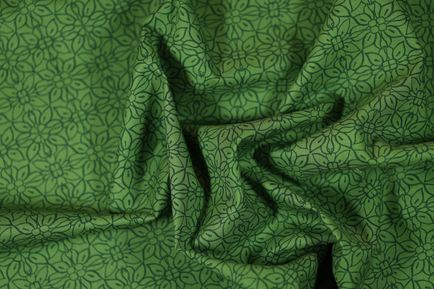 Baumwollstretch – Waldgrün mit ornamentaler Blütenstruktur – elastischer Baumwollstoff für kreative Projekte