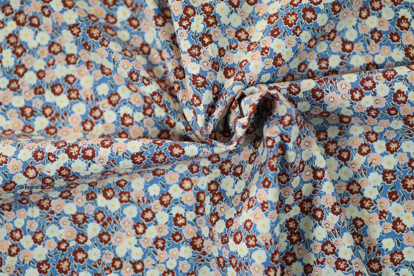 Baumwollstretch – Vintage-Blumen auf Creme und Hellblau – angenehm, flexibel und hochwertig verarbeitet