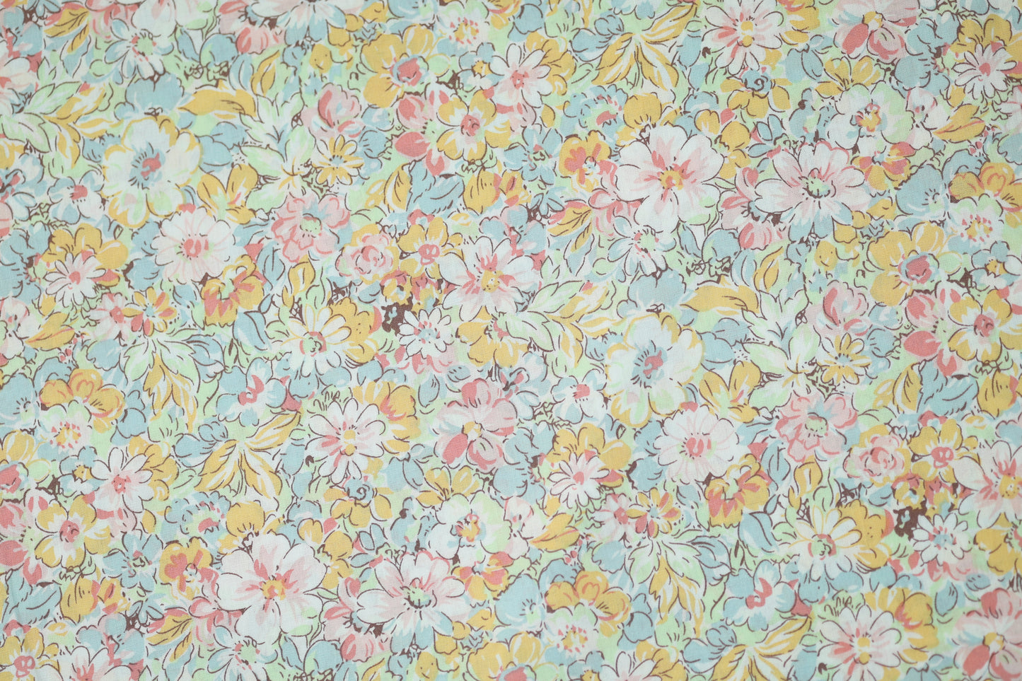 Hochwertiger Stretchstoff mit Blumenmuster in Frühlingspastell – perfekt für Nähen und Design