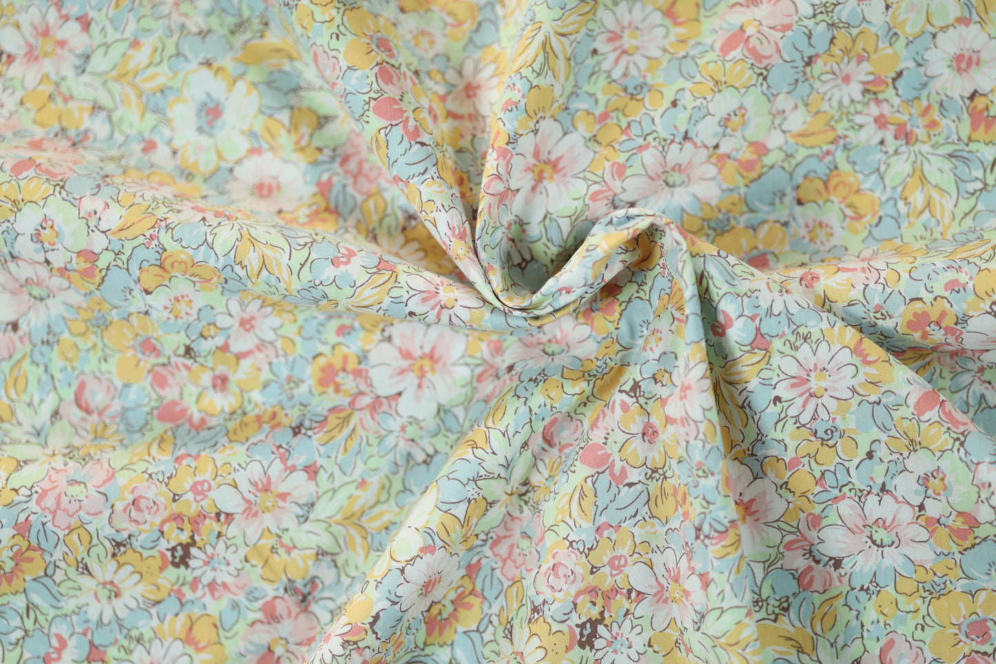 Floraler Baumwoll-Stretchstoff in Frühlingspastell – ideal für Bekleidung und kreative Projekte