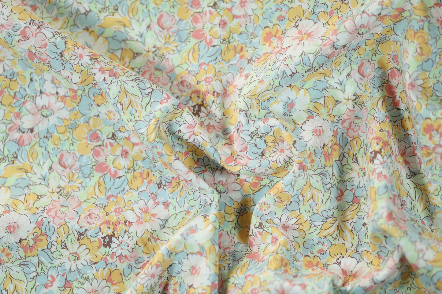 Elastischer Baumwollstoff in Frühlingspastell mit romantischem Blumendruck