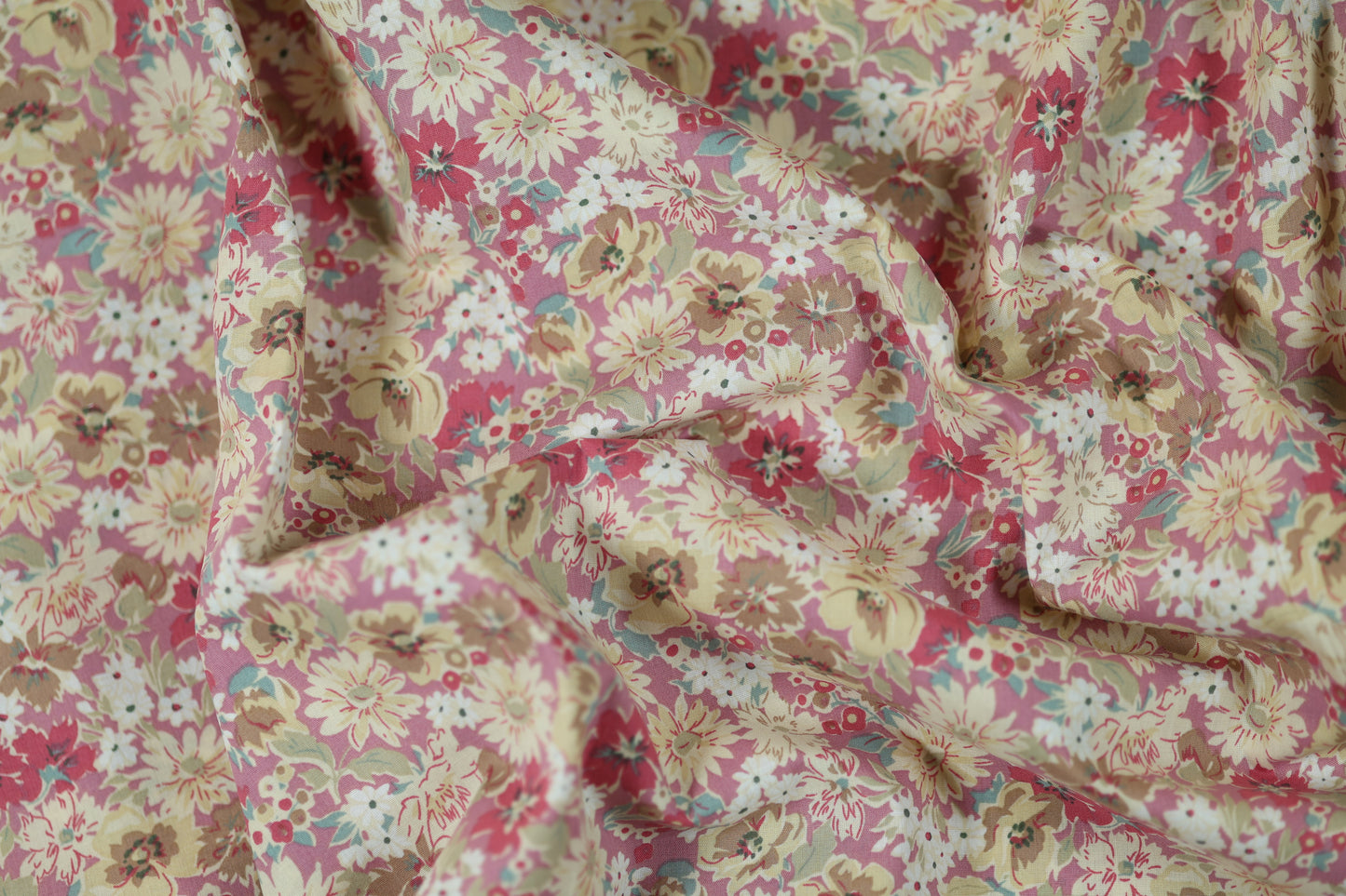 Elastischer Baumwollstoff in Beerenrosa & Creme mit romantischem Blumendruck
