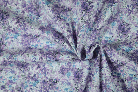 Hochwertiger Stretchstoff mit Blumenmuster in Flieder & Eisblau – perfekt für Nähen und Design