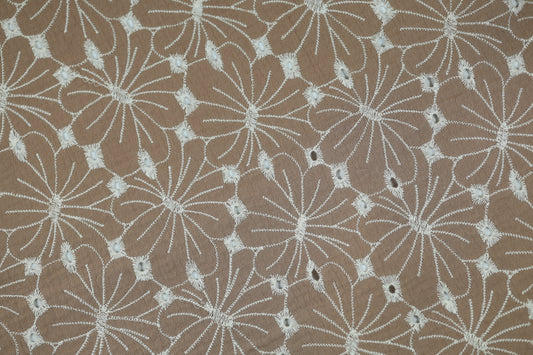 Lochstickerei-Stoff in Beige – für Boho-Mode & Deko