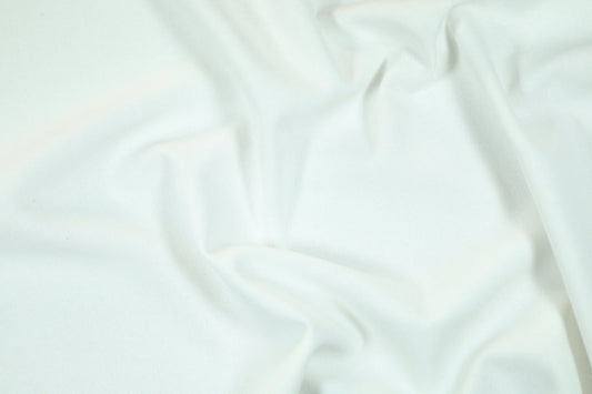 Leichter Sommerstoff in Weiß