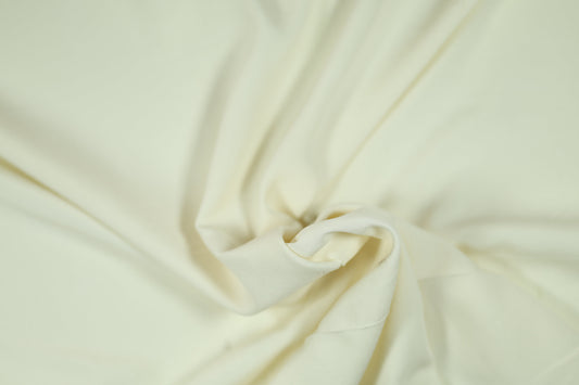 Leichter Viskosestoff in Cremeweiß – ideal für luftige Sommermode oder kreative DIY-Projekte