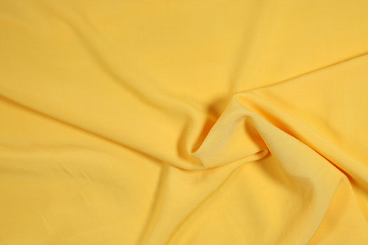 Weicher gelber Viskosestoff – perfekte Wahl für luftige Kleidungsstücke
