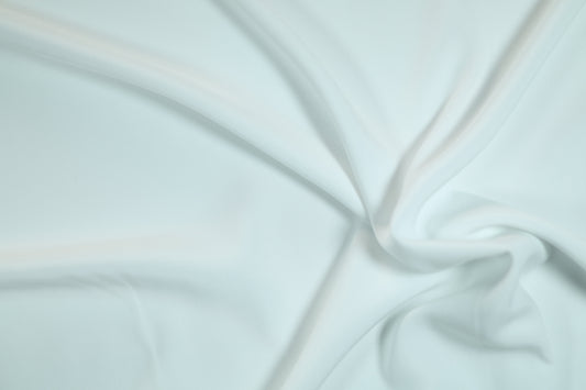 Fließender Viskosestoff in Eisblau – ideal für Blusen, Röcke und Kleider