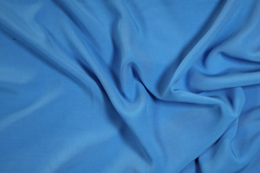 Fließender Viskosestoff in Azurblau – ideal für Blusen, Röcke und Kleider