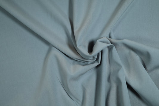 Fließender Viskosestoff in Grau – ideal für Blusen, Röcke und Kleider