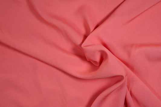 Leichter Stoff in Koralle – weich fließend für Kleidung