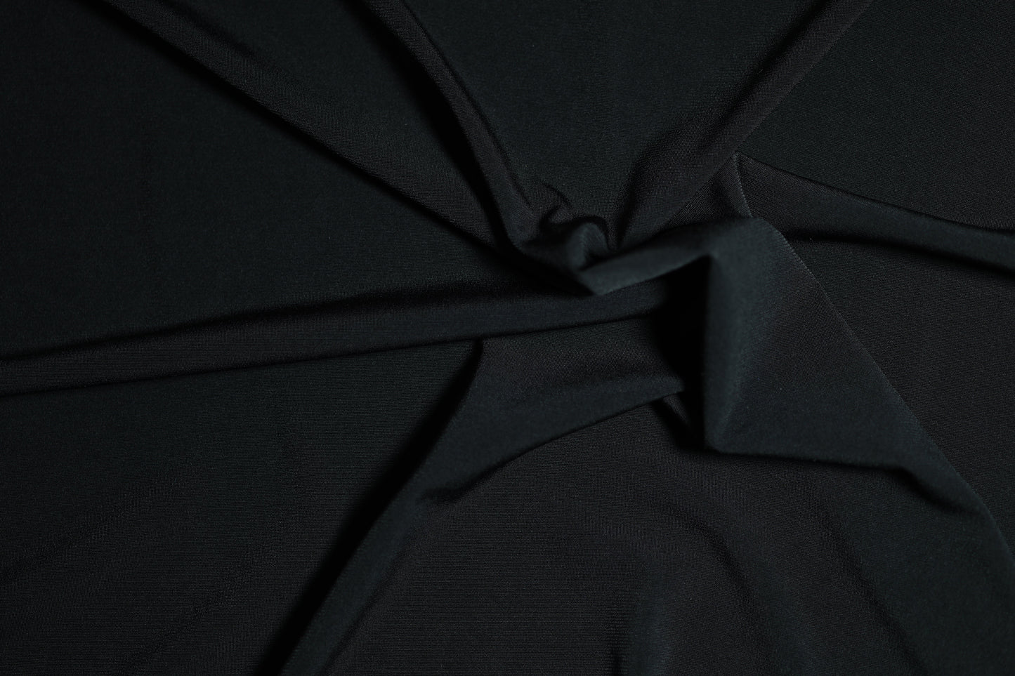 Klassischer Jerseystoff in tiefem Schwarz, spiralförmig drapiert