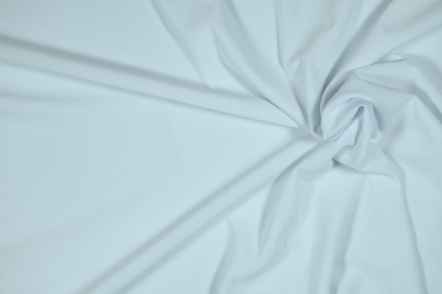 Dehnbarer Stoff in Eisblau, perfekt für Babykleidung und leichte Frühlingsmode