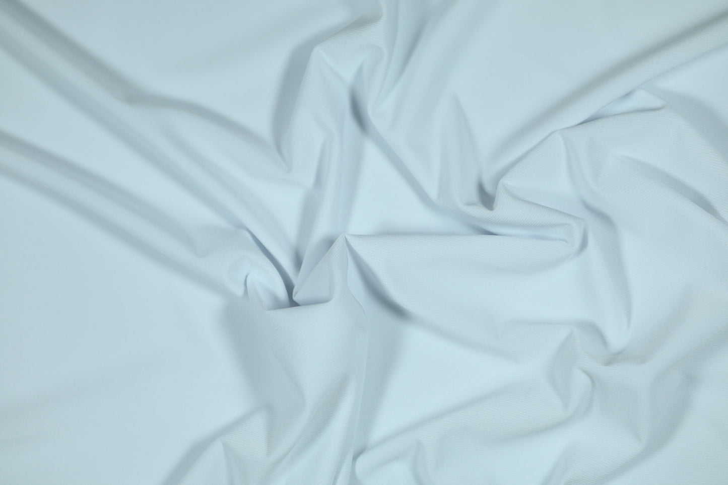 Heller Jerseystoff in einem zarten Eisblau