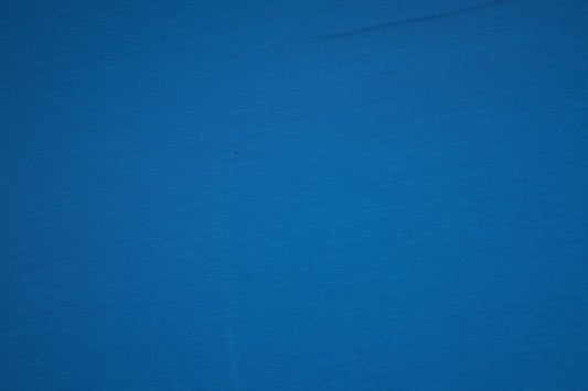 Detailansicht des Royalblauen Baumwolljerseys – elastisch und weich