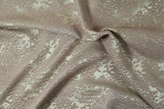 Dekostoff mit floraler Struktur in Beige und Gold – ideal für Polster und Vorhänge