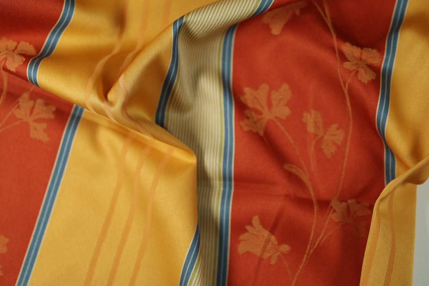 Hochwertiger Jacquard-Vorhangstoff mit klassischen Mustern