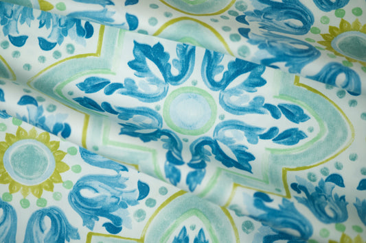 Detailreicher Dekostoff in Himmelblau für eine lebendige Raumwirkung