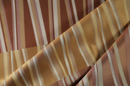 Warme Farben in Streifen – ideal für Dekoration und Tischwäsche