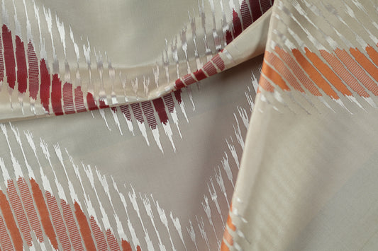 Stilvoller Stoff mit grafischem Muster – ideal als Vorhangstoff