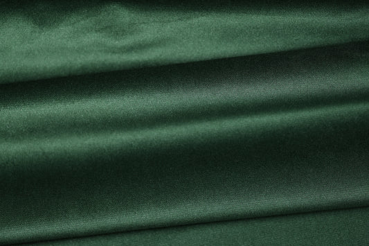 Smaragdgrüner Stoff mit Satinfinish – glänzend und luxuriös