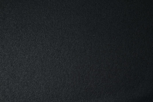 Tiefschwarzer Wollstoff – klassisch und hochwertig