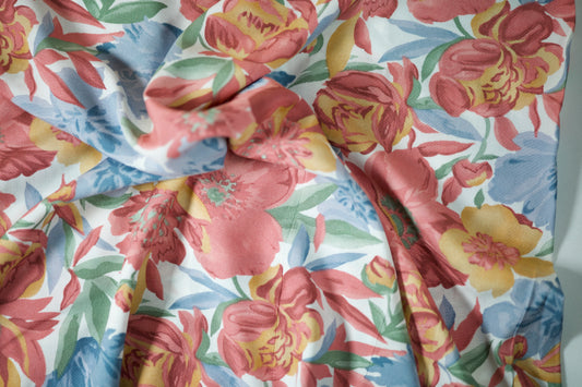 Viskosestoff – Aquarellblumen in Hellblau & Rosa – Viskosestoff mit Blumenmuster – weich und ideal für sommerliche Kleidung – Stoffstruktur im Nahaufnahme